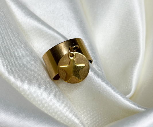 Bague avec pendentif rond et étoile